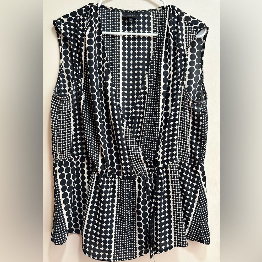 WHO WHAT WEAR Sleeveless V-Neck Top